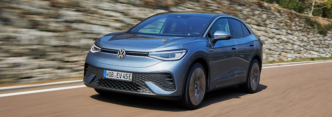 Der VW ID.5 sieht deutlich sportlicher aus als sein Bruder der ID.4 .