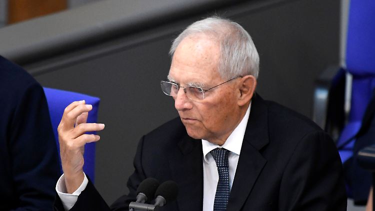 Sollte Putin die Entwicklung von 1990 weiterhin rückgängig machen wollen, sei der Frieden in Europa nicht sicher, befürchtet Schäuble.