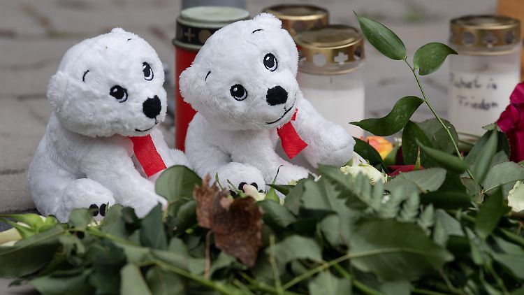 Kerzen, Plüschtiere und Blumen auf dem Innenhof des Hochhauses erinnern an die beiden Kinder.