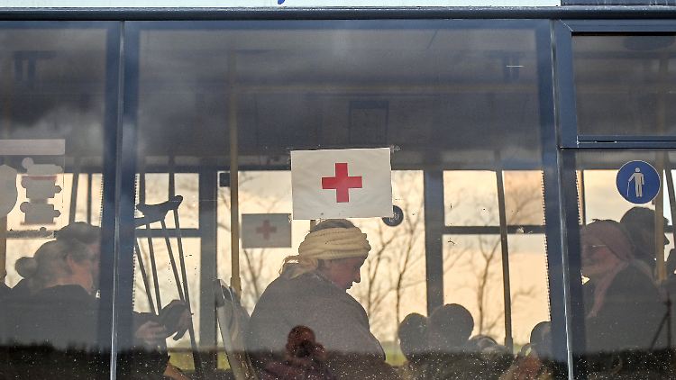 Sie haben noch Glück gehabt: Anwohner aus Mariupol, die nach wochenlanger Belagerung im Mai 2022 die weitgehend zerstörte Stadt verlassen können.