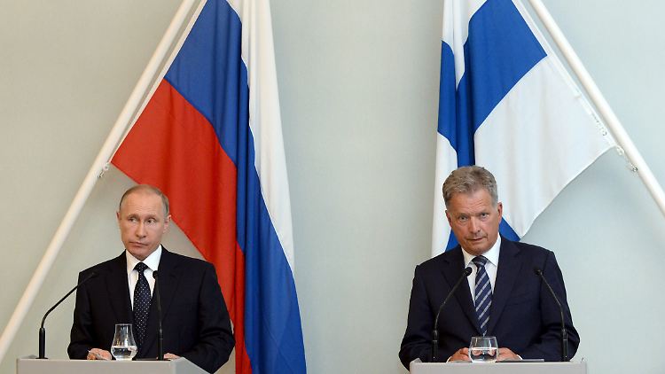 Kremlchef Putin (l.) sieht Finnlands Wunsch nach einer NATO-Mitgliedschaft kritisch. 