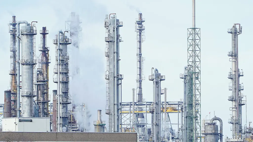 Bei-einer-Explosion-und-einem-Brand-auf-dem-BASF-Werksgelaende-ist-ein-Millionenschaden-entstanden-Die-Ursache-ist-weiterhin-unklar-Archivbild