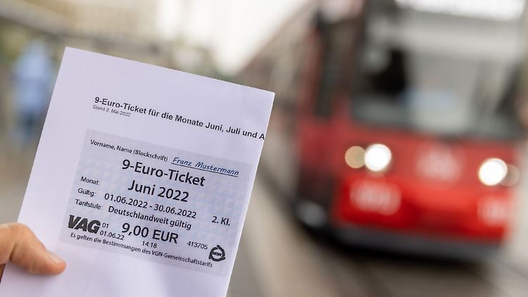 Entlastung wegen der hohen Energiepreise - und Schnupperangebot, um mehr Kunden für Busse und Bahnen zu gewinnen: das 9-Euro-Ticket.