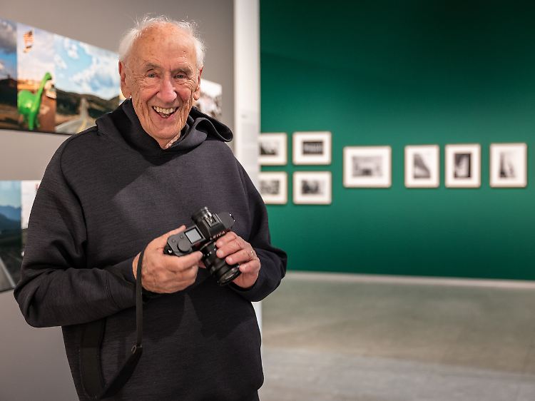 Mit viel Humor und einer immer griffbereiten Kamera begegnet Thomas Hoepker seiner Alzheimer-Erkrankung. Hier bei der Eröffnung seiner Ausstellung in Wetzlar.