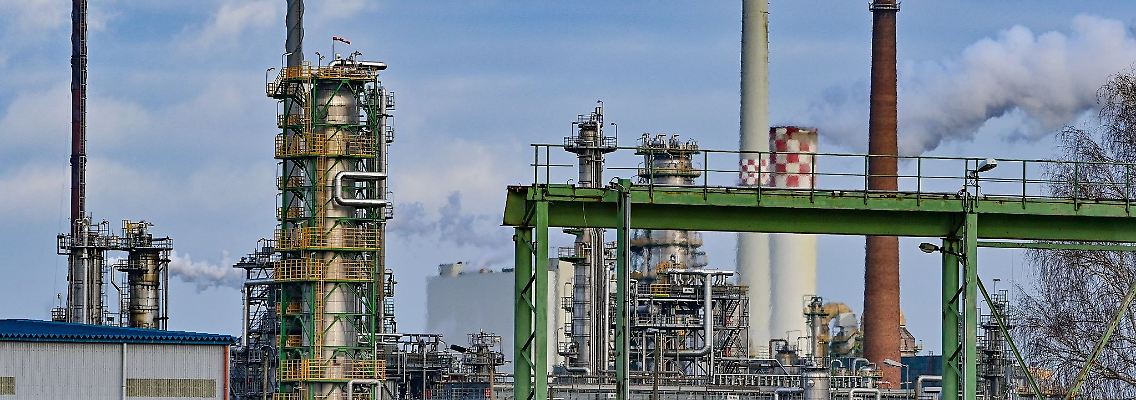 Industrieanlagen auf dem Gelände der PCK-Raffinerie. Rosneft hält die Mehrheit an dem Unternehmen und will sie weiter ausbauen. Mit dem Kauf weiterer Anteile des Miteigentümers Shell will Rosneft die Raffinerie zu 91,67 Prozent unter seine Kontrolle bringen.