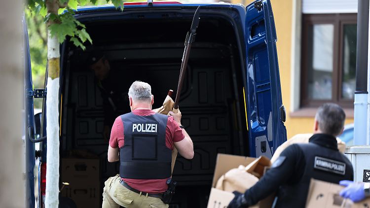 Polizisten stellen aus dem Wohnhaus des Verdächtigen mehrere Stichwaffen und Speere sicher.