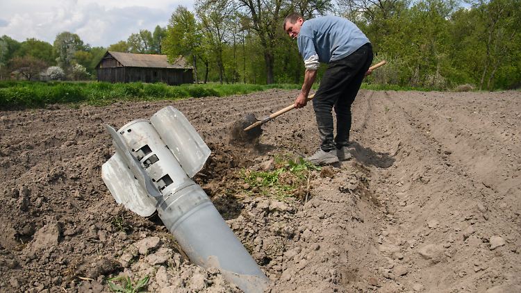 Trotz Geschoss im Boden geht die Landwirtschaft weiter: Bauer Ivan in Lukaschiwka in der ukrainischen Region Tschernihiw.