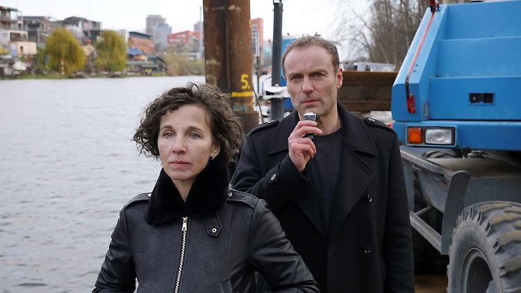 Rubin (Meret Becker) und Karow (Mark Waschke) ziehen eine männliche Leiche aus der Spree.