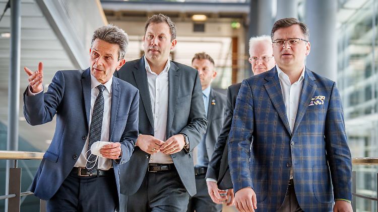 Ukraines Außenminister Kuleba (r.) traf SDP-Chef Klingbeil und Fraktionschef Mützenich in Berlin (l.).