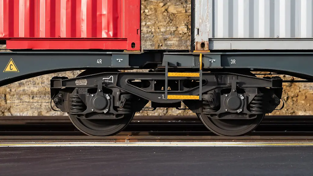 Ein-Gueterzug-ist-durch-ein-Reklameschild-auf-den-Gleisen-ausgebremst-worden