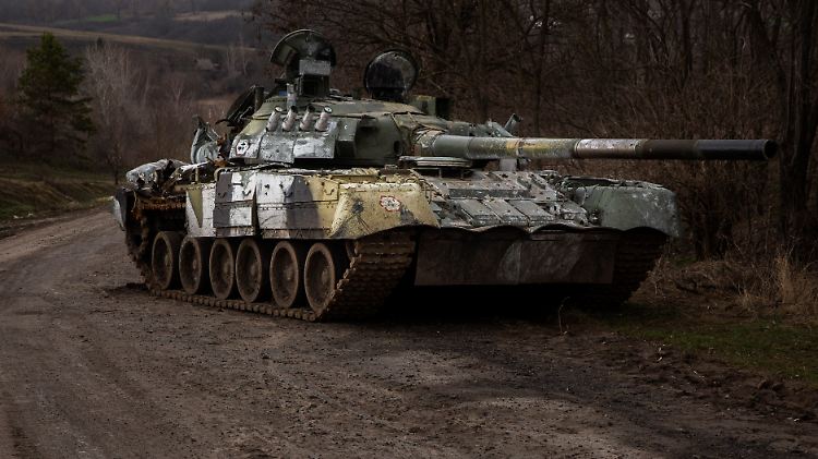 Russische Panzer werden immer wieder unbeschädigt zurückgelassen. Fehlende Ersatzteile dürfte ein Grund dafür sein.