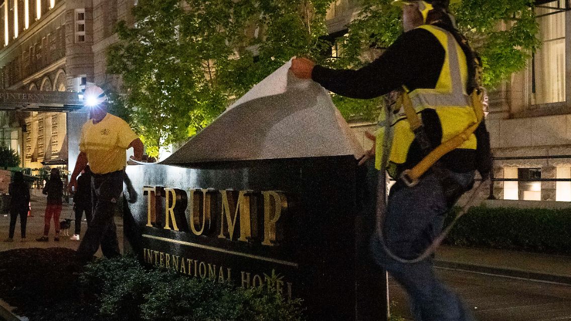 Bye bye, Trump! Arbeiter ließen bereits den Namen verschwinden.