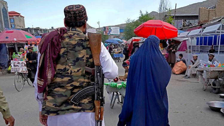 Die radikalislamischen Taliban-Kämpfer unterdrücken die ganze Bevölkerung, vor allem Frauen.