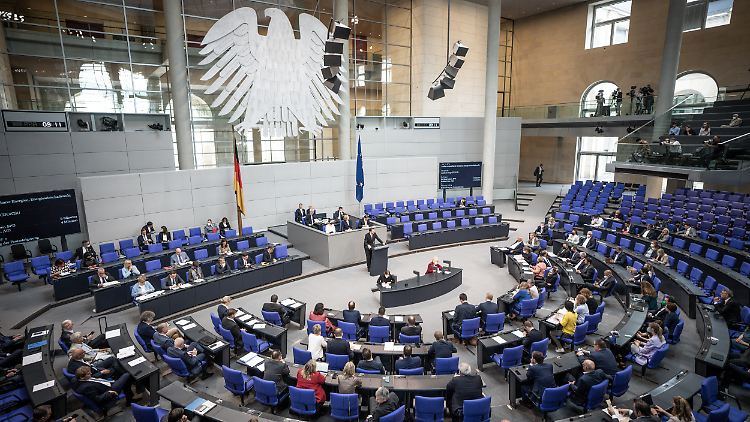 Der Bundestag bringt einen Teil des Entlastungspakets auf den Weg.