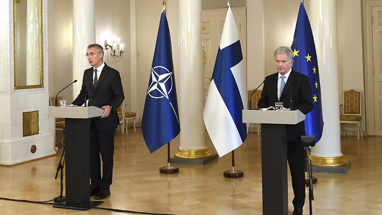 Der finnische Präsident Niinistö (r.) und NATO-Generalsekretär Stoltenberg nach einem bilateralen Treffen im vergangenen Jahr.