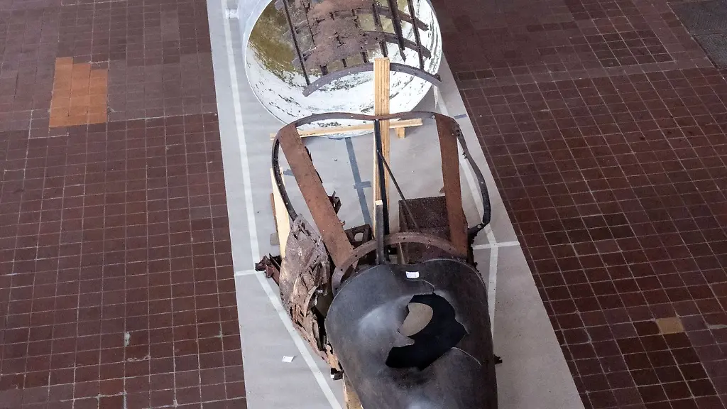 Verbogen-verrostet-verwittert-Originalteile-eine-V2-Rakete-sind-im-Historisch-Technischen-Museum-Peenemuende-HTM-als-Fragmente-zusammengesetzt