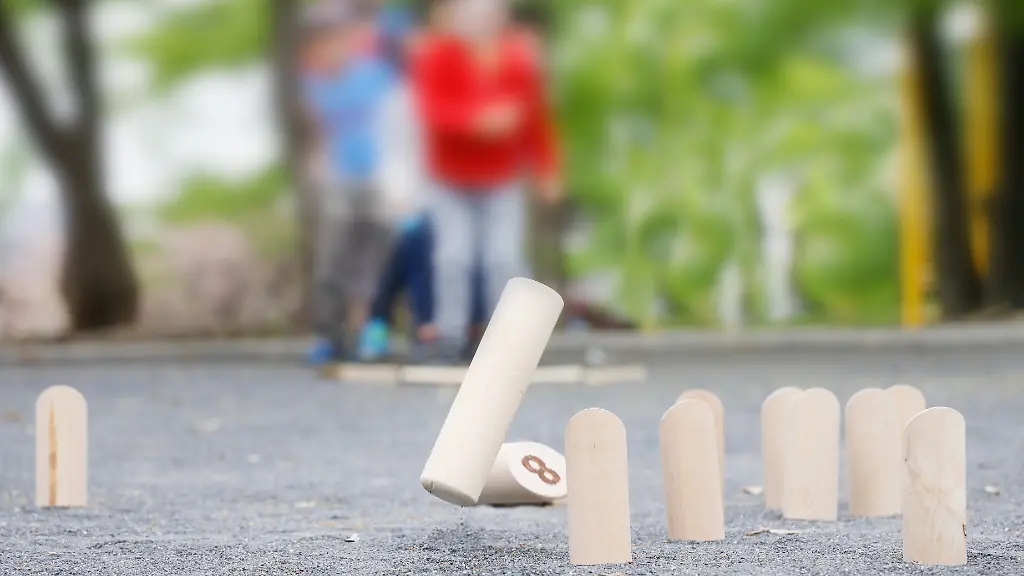 Moelkky-ist-ein-geselliges-Outdoorspiel-aus-Finnland-das-Geschicklichkeit-und-Taktik-erfordert