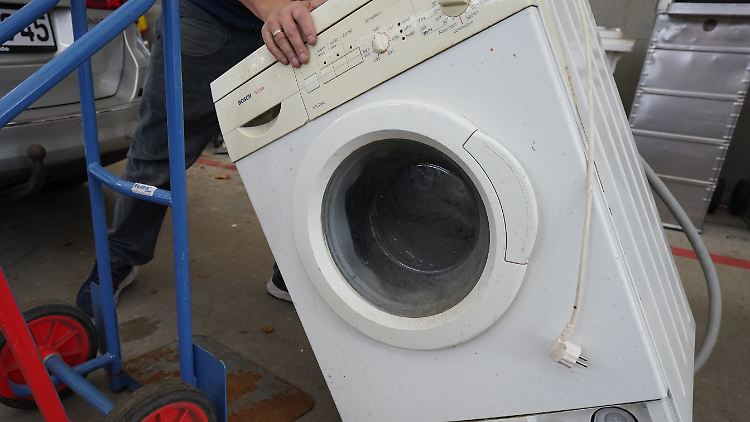 In der Industrie sollen einige so verzweifelt sein, dass sie Waschmaschinen aufkaufen, um an Halbleiter zu kommen. 
