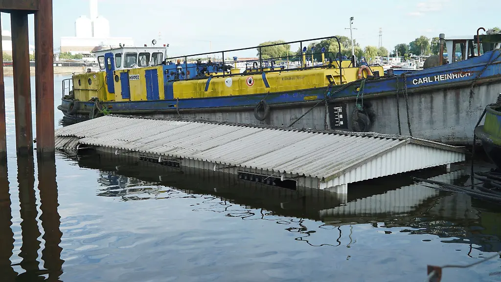 Da-guckt-nur-noch-das-Dach-raus-Ein-Schwimmponton-ist-im-Hamburger-Hafen-gesunken