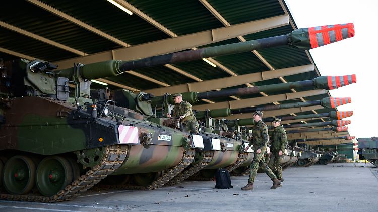 Die Panzerhaubitze 2000 - sieben Exemplare des Artilleriegeschützes hat die Ukraine bereits erhalten.