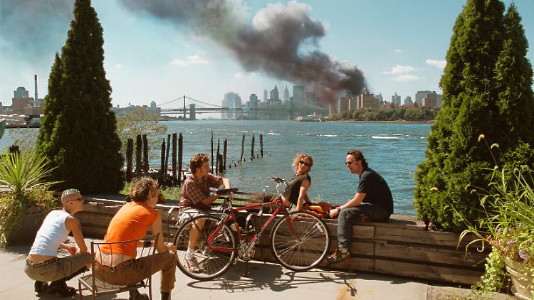 11. September 2001, Blick von Brooklyn Richtung Brooklyn Bridge und Manhattan: Dieses Foto hatte Thomas Hoepker eigentlich aussortiert. Doch auch Jahre später wird darüber viel diskutiert: "Mein wichtigstes Bild", sagt er heute.