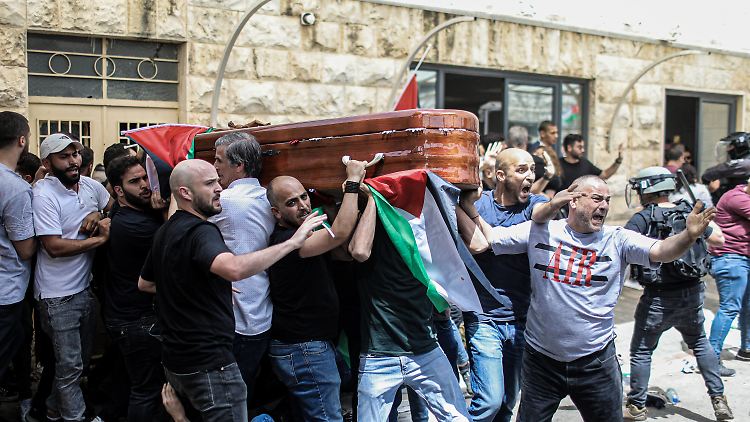 Die betrauerte Journalistin war bei einem Feuergefecht zwischen Palästinensern und der israelischen Armee gestorben.