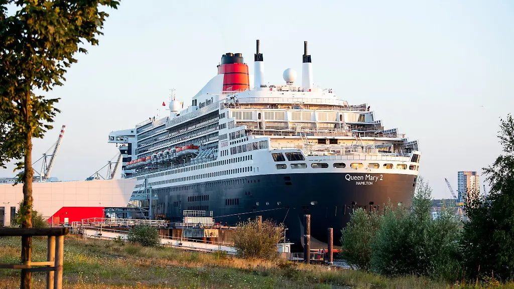 Das-Kreuzfahrtschiff-Queen-Mary-2-faehrt-in-den-Hamburger-Hafen-ein