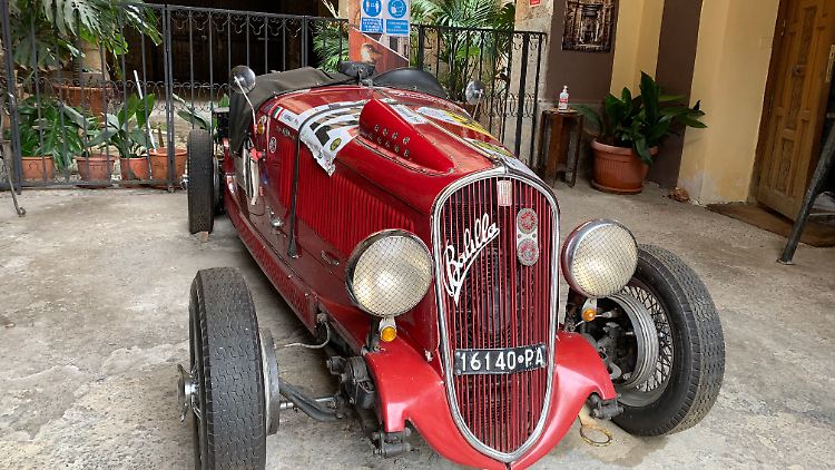 Ein feuerroter, auf Hochglanz polierter Balilla-Rennwagen aus dem Jahr 1935 steht im Atrium des Palastes.