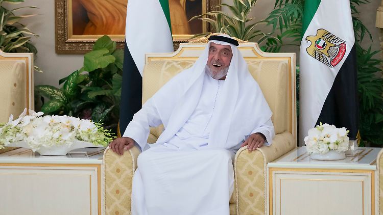 In Dubai ist das höchste Gebäude der Welt, der 828 Meter hohe Burdsch Chalifa, nach dem Scheich benannt.