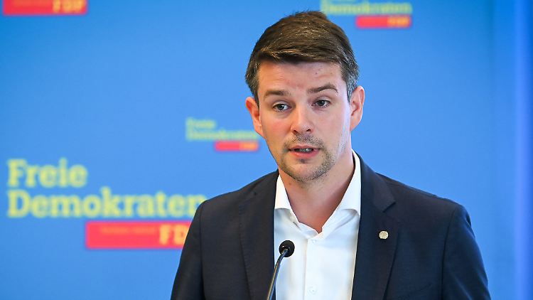 "Die Kommentierung des heutigen Verteidigungsausschusses war unangemessen und wurde dem Ernst der Lage nicht gerecht", schrieb Faber auf Twitter.