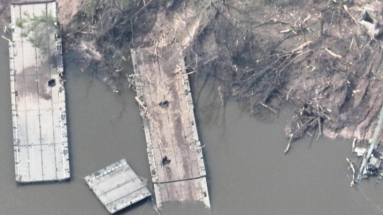 Von dieser russischen Ponton-Konstruktion am Fluss Siwersky Donez ist nach dem mutmaßlichen Angriff durch ukrainische Truppen nicht mehr viel übrig.