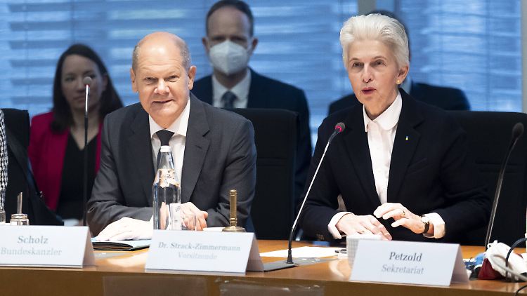 "Wir sind nicht verheiratet", sagt Marie-Agnes Strack-Zimmermann über die Zusammenarbeit mit Olaf Scholz.