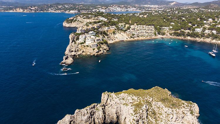 Eine Klippe der Malgrats-Inseln vor Santa Ponça.