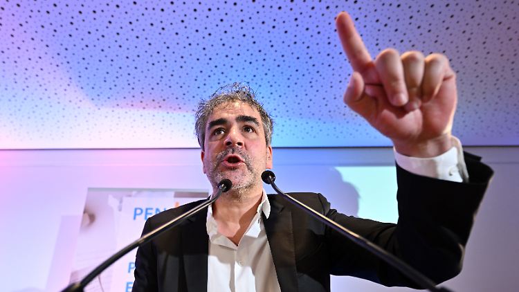 Die Mehrheit der PEN-Mitglieder seien "Wichtigtuer und Selbstdarsteller", die den Verein gekapert hätten und für die verfolgte Autoren nur Beiwerk seien, rechnete Yücel ab.