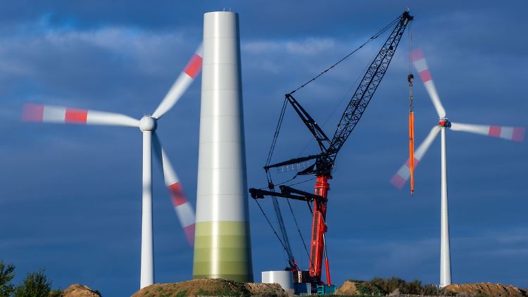 Im Koalitionsvertrag hatten sich die Ampel-Parteien darauf verständigt, dass für die Windenergie an Land "zwei Prozent der Landesflächen ausgewiesen werden".