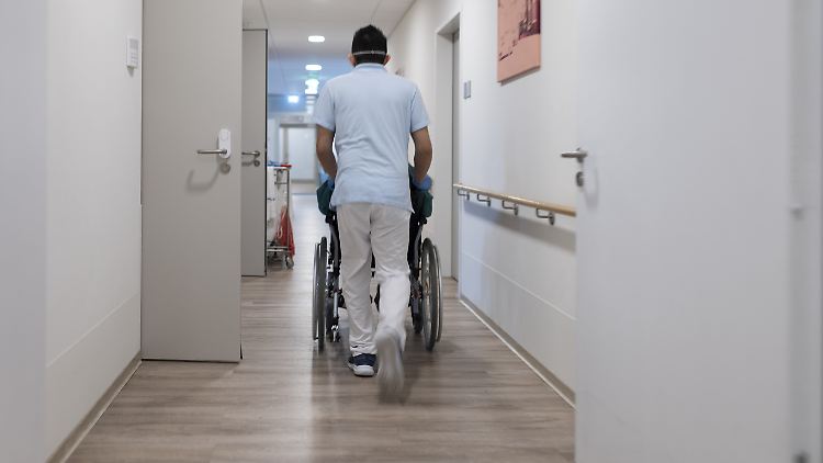 Besonders ausgeprägt ist der Fachkräftemangel etwa in der Gesundheit und Pflege.