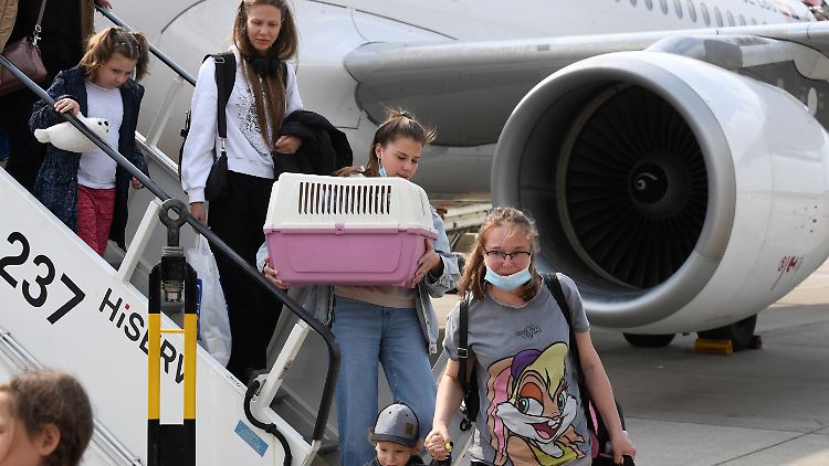 Ukrainische Geflüchtete verlassen auf dem Flughafen die erste Maschine aus der Republik Moldau. Der Flug kam durch eine Luftbrücke zustande.