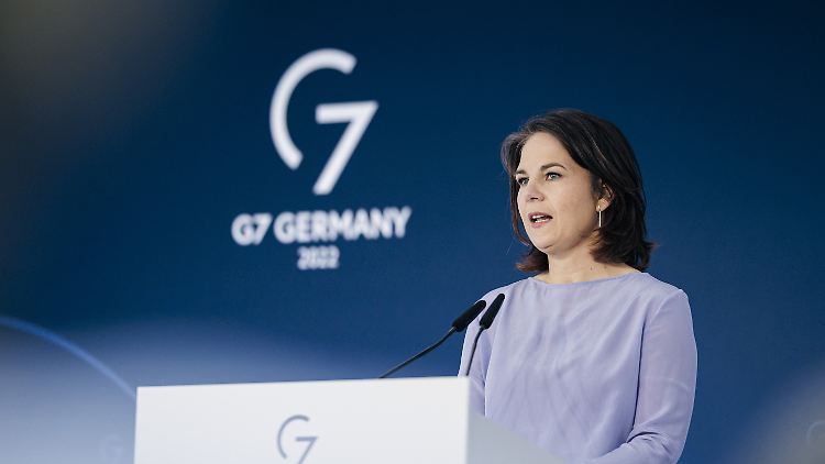 Außenministerin Barebock bei der Abschlusspressekonferenz.