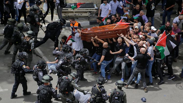 Israelische Polizisten gingen gewaltsam gegen Sargträger vor.