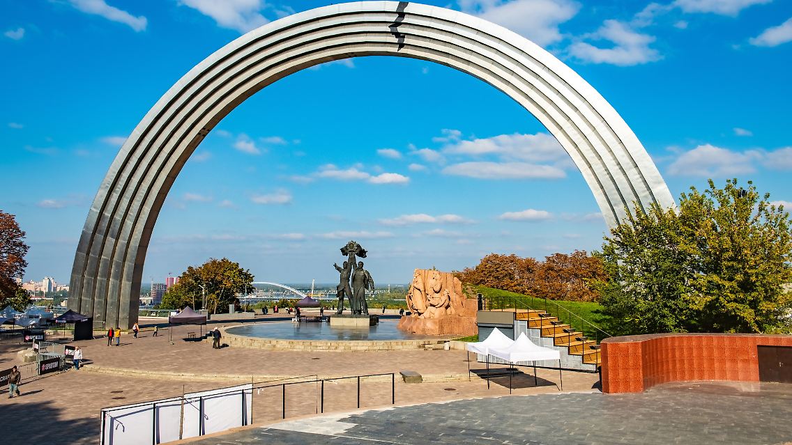In Zeiten des Friedens war der Bogen ein Symbol für die Freundschaft zwischen Russland und der Ukraine.
