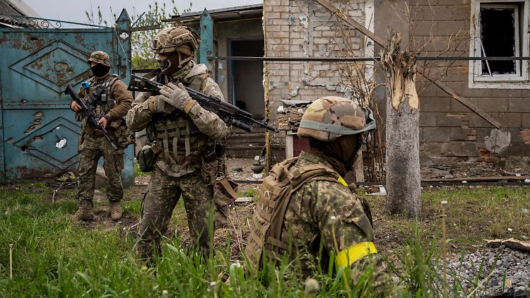 Ukrainische Soldaten in einem Dorf bei Charkiw, das sie von den russischen Truppen zurückeroberten.