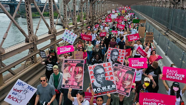 Tausende Demonstranten zogen über die Brooklyn Bridge in New York.