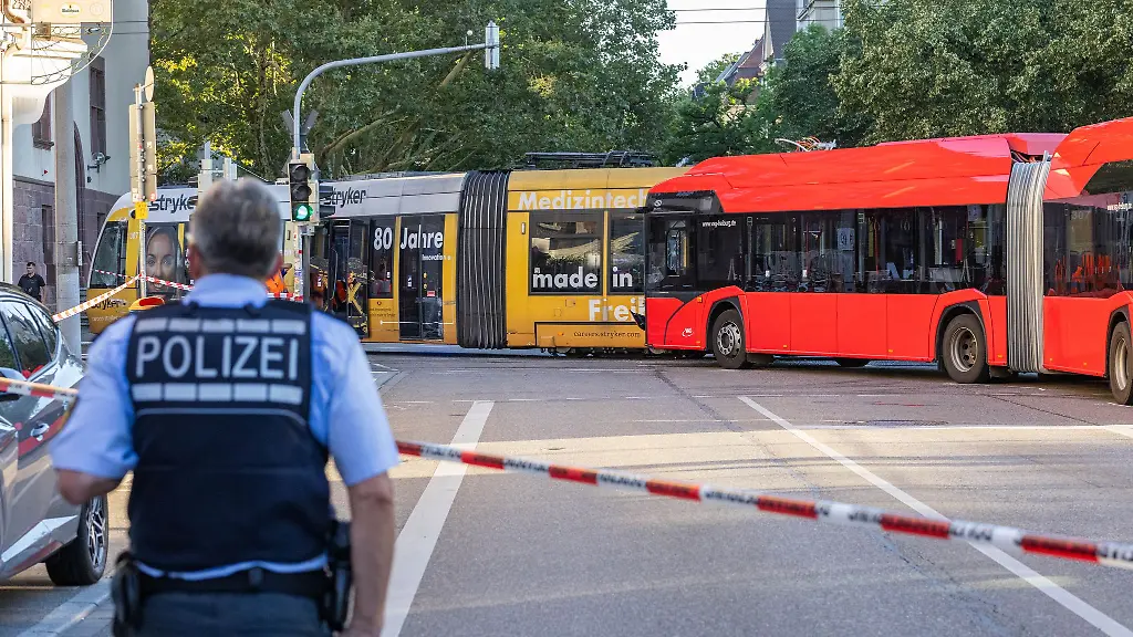 Zwoelf-Menschen-wurden-bei-einem-Strassenbahn-Unfall-laut-Polizei-leicht-verletzt
