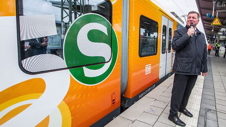 Bayerns Verkehrsminister Christian Bernreiter ist zwar Fan der S-Bahn in München, aber bei 9-Euro-Ticket und dessen Finanzierung mehr als skeptisch. 