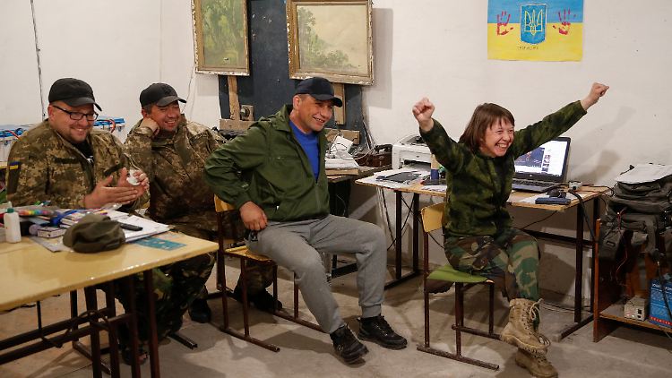 Ukrainische Militärangehörige sehen sich den Eurovision Song Contest 2022 in einer Stellung in der Region Kiew an.