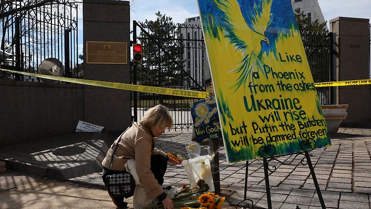 Vor der russischen Botschaft in Washington versammeln sich immer wieder Protestierende.