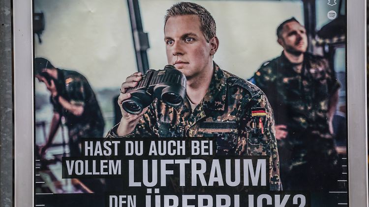 Ein Werbeplakat der Bundeswehr, mit dem Personal gesucht wird.