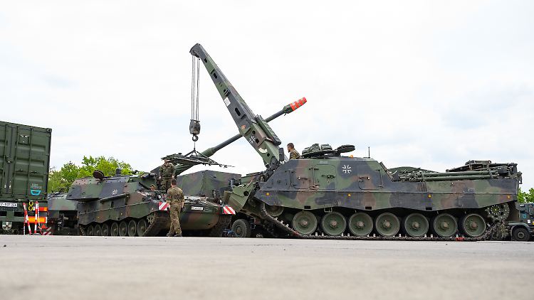 Soldaten der Bundeswehr reparieren während einer Übung eine Panzerhaubitze 2000 (PzH 2000) mit einem Bergepanzer (r) vom Typ Büffel.