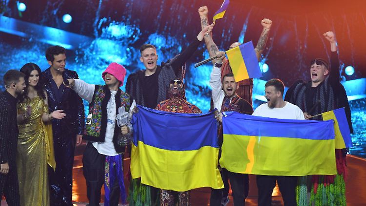 Nach seiner Performance ruft das Kalush Orchestra dazu auf, der Ukraine zu helfen.