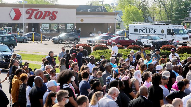 Trauernde versammelten sich zu einer Mahnwache für die Opfer des Anschlags im TOPS-Supermarkt in Buffalo.